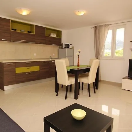 In Mit Grill Und Gemeinsamem Pool Apartman *