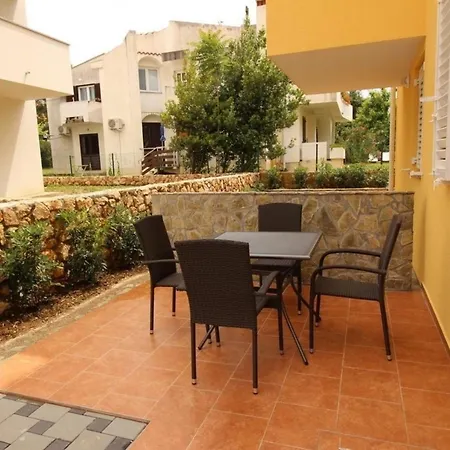 In Mit Grill Und Gemeinsamem Pool * Baška