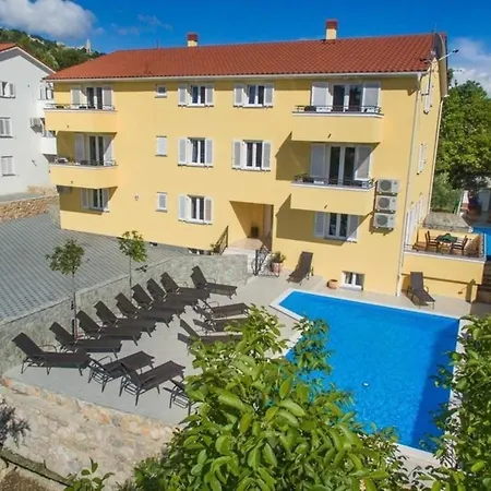 In Mit Grill Und Gemeinsamem Pool